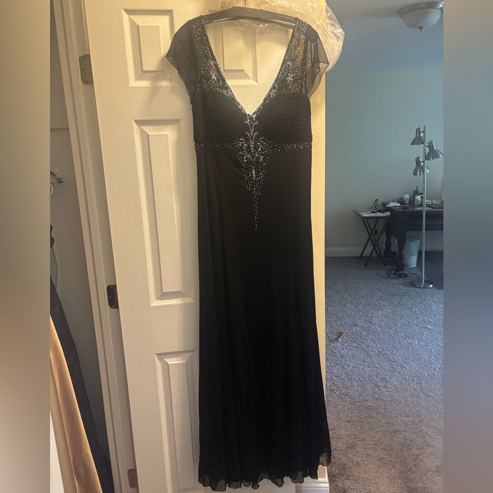 Dave & Johnny Black Flutter Sleeve V-Neck Gown
